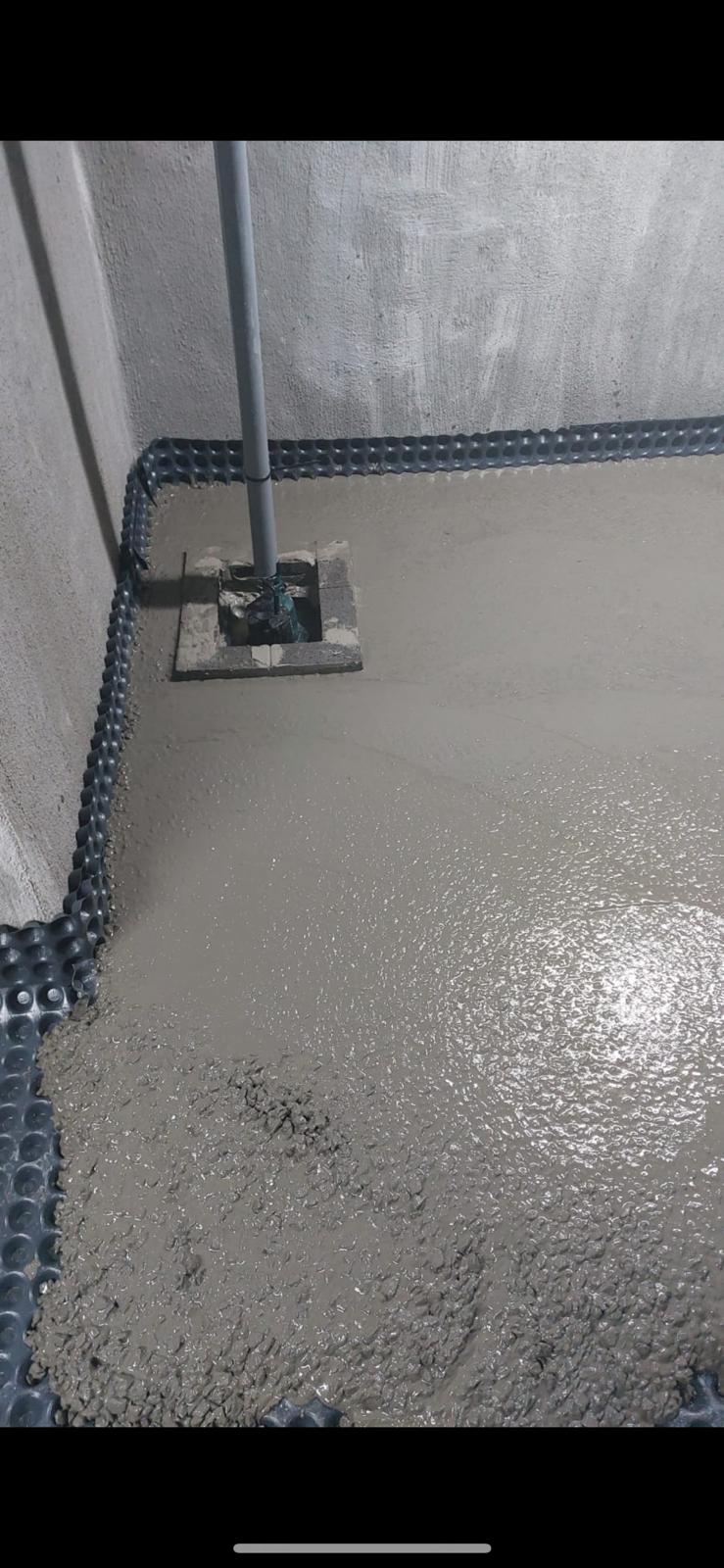 Noppenfolie in een keldervloer tijdens uitvoering